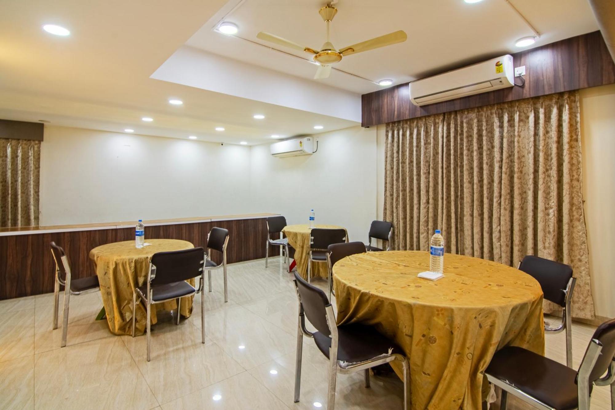 Hotel Treebo Petals Banquet & - Kolkata